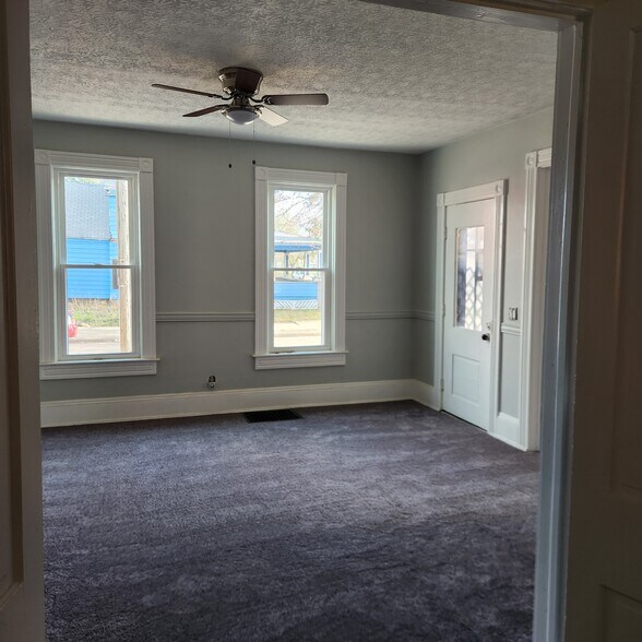 Building Photo - 212 1st St NW