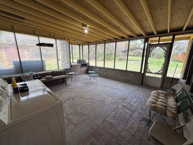 Building Photo - 720 Riverland Dr