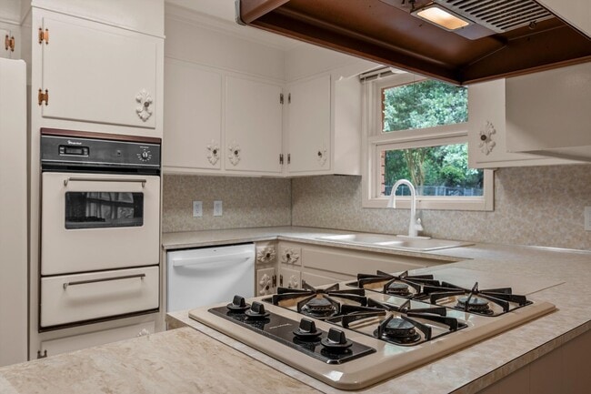 Building Photo - Private Woodway Retreat