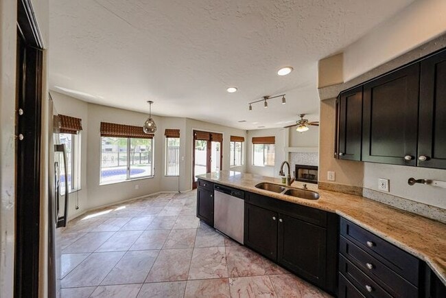 Building Photo - Stunning 3 bedroom, 2.5 bathroom Gold Cour...