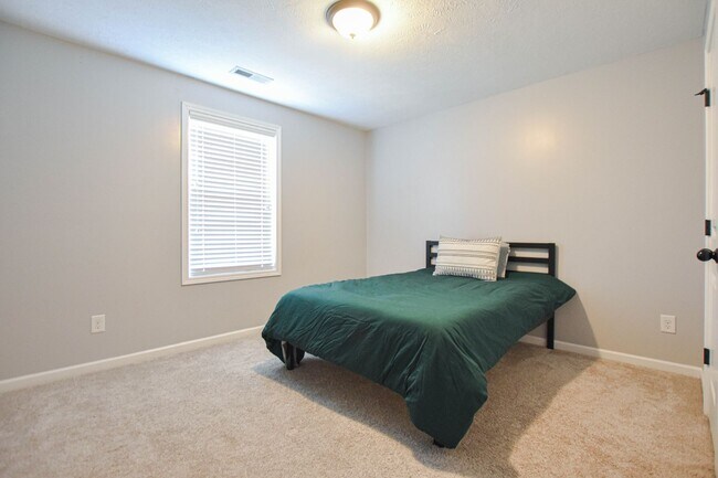 Building Photo - Pet Friendly Four Bedroom with Bonus!