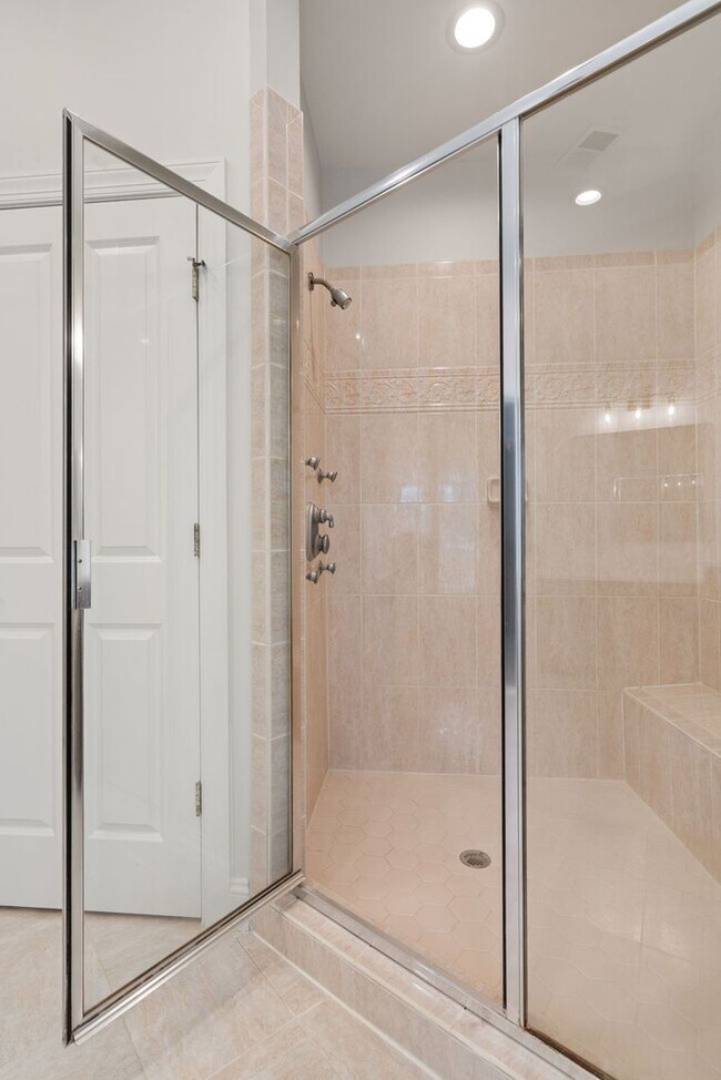 Building Photo - Stunning 4 level detached home close to the Mosaic District in Fairfax!