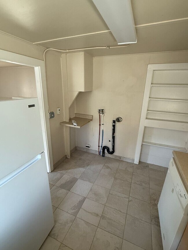 Building Photo - 10 SE Roosevelt Ave