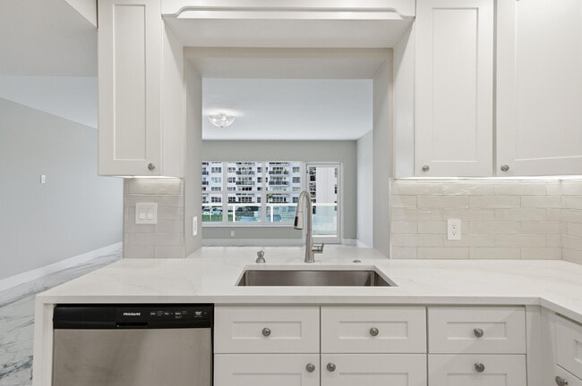 Building Photo - 3550 Galt Ocean Dr