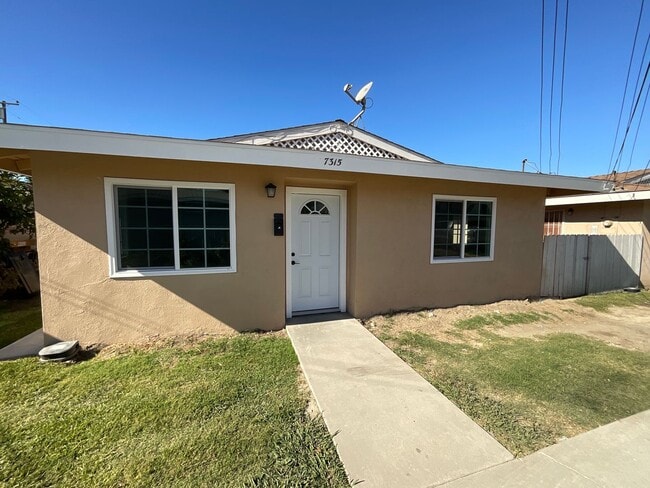 Building Photo - House - 2 Bedrooms / 1 Bathroom - Paramount