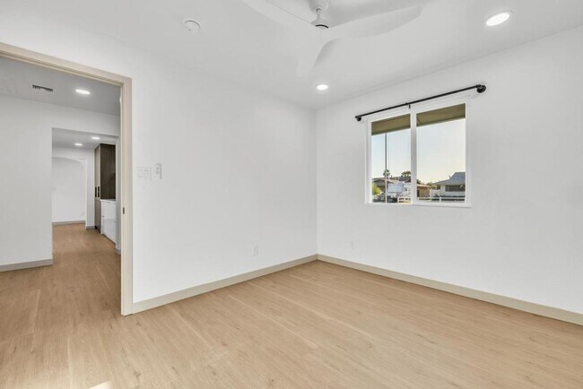 Building Photo - Completely Remodeled 6 bedroom/4 bath Home with New Pool