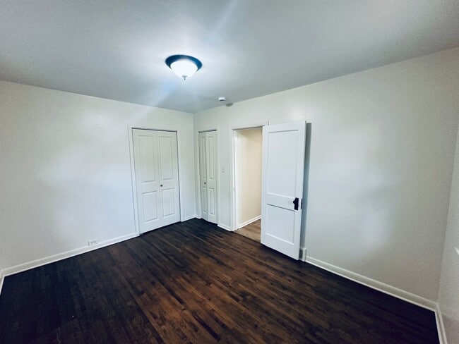 Building Photo - Elegant 2-Bedroom Single Family Home w/ Mo...