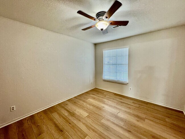 Building Photo - Charming 3 Bedroom 2 Bath Home for Rent in the Ranchwood Estates