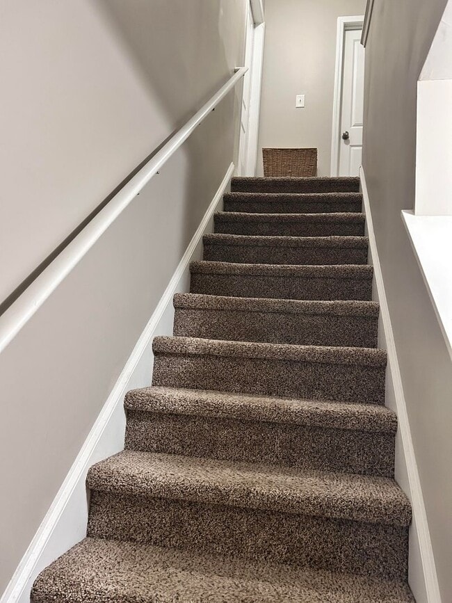 Building Photo - Large family rental available in Maple Hill