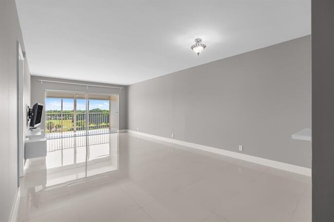 Building Photo - 3050 N Palm Aire Dr