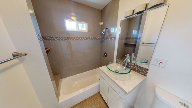 Building Photo - Stunning 2 Bedroom 2 Bath Home - Ideal Loc...