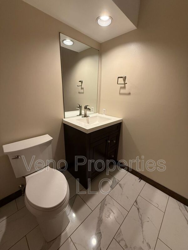 Building Photo - 4808 Foxwood Dr S