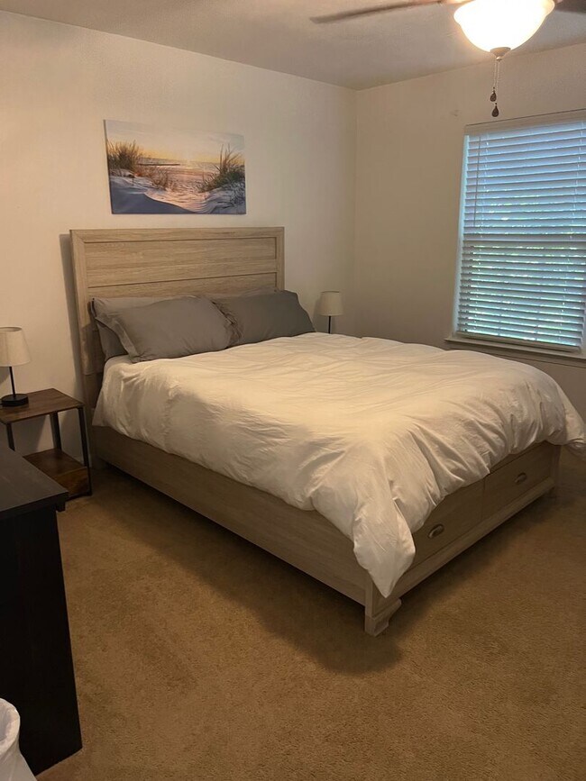 Building Photo - LARGE 3 BEDROOM TOWNHOME