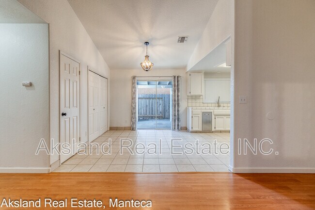 Building Photo - 15046 Cambridge Dr