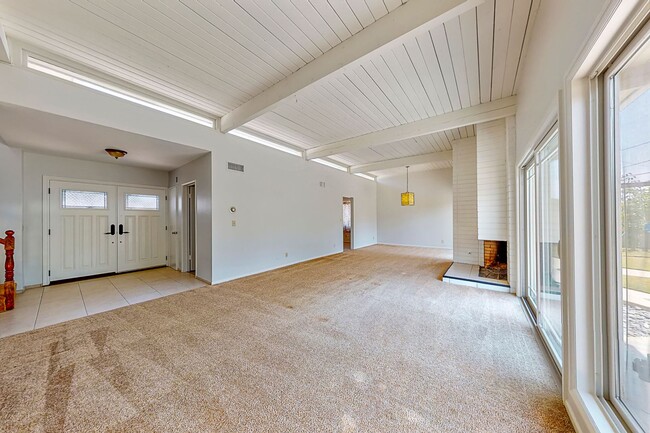 Building Photo - Large Family home - 4 Bedroom / 3 Bath
