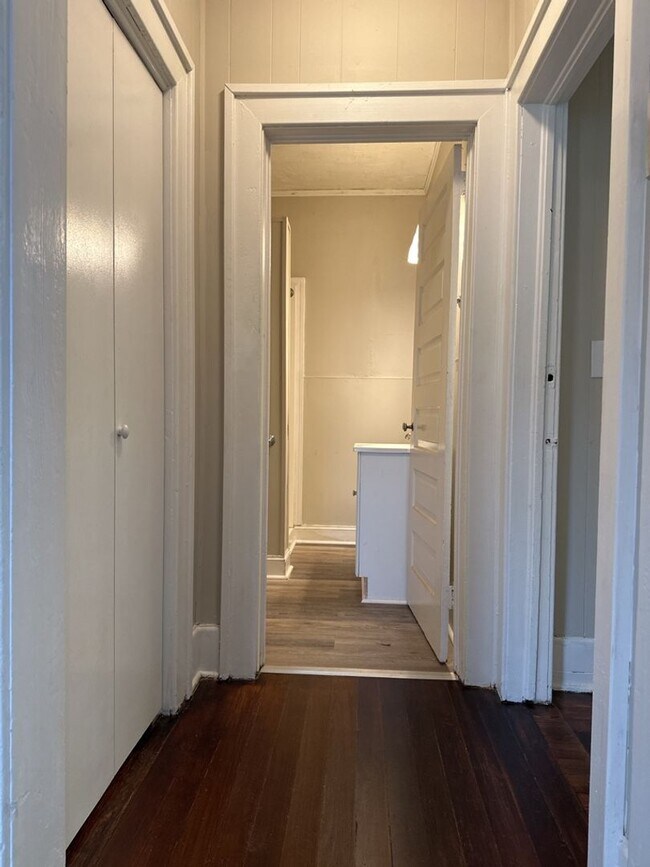 Building Photo - Charming 2-bedroom, 1-bathroom home