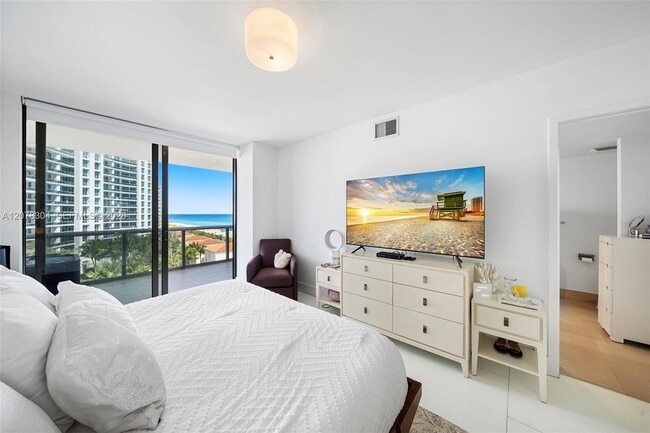 Building Photo - 5875 Collins Ave