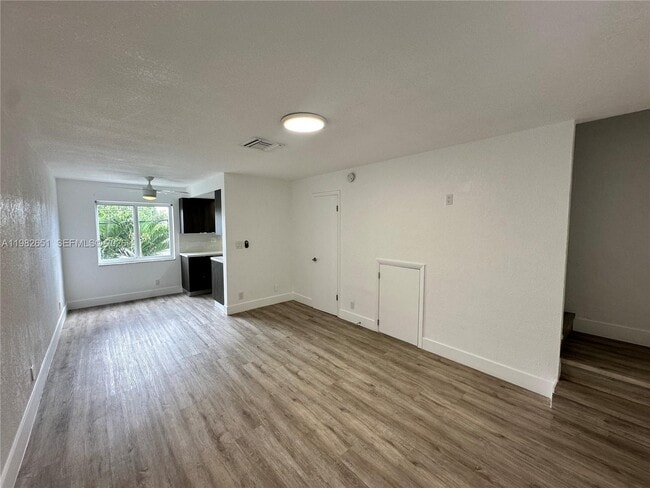 Building Photo - 913 NE 17th St