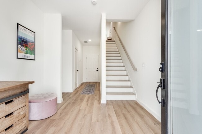 Building Photo - Gorgeous 3/3.5 Townhome Minutes From Downt...