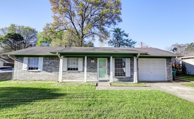 Building Photo - 3 Bedroom 1.5 Bathroom Ranch House