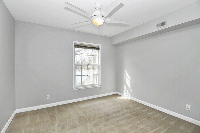 Building Photo - Spacious 2BR/2BA Condo in Prime South Charlotte Location!