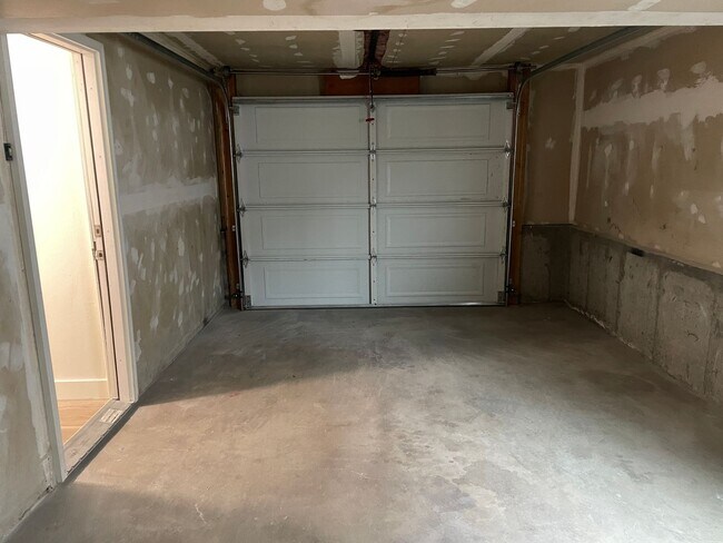 Building Photo - 3 bedroom, 1 bath unit. Newly Remodeled.