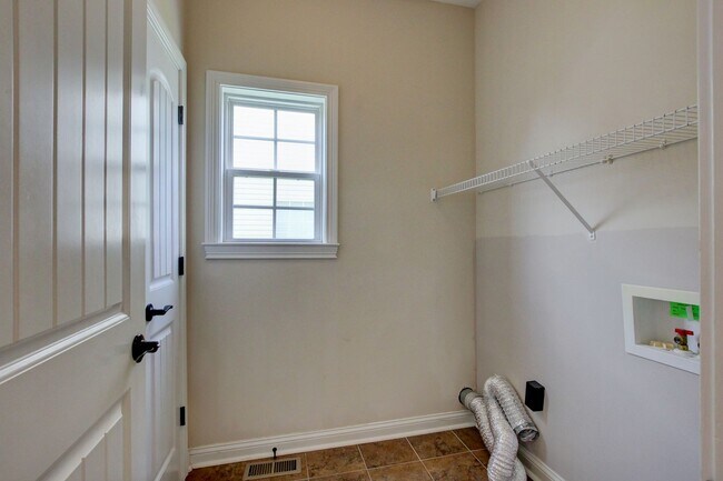 Building Photo - 716 Cavalier Dr
