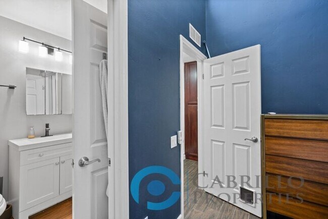 Building Photo - 5402 Balboa Arms Dr