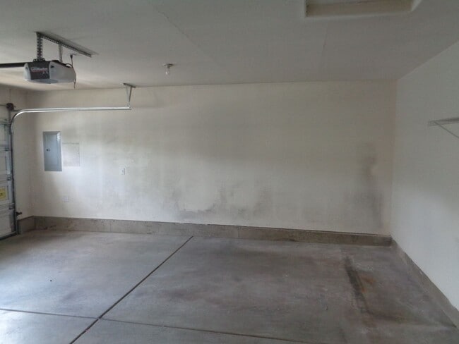 Building Photo - 3 Bedroom on Dead End Street!!