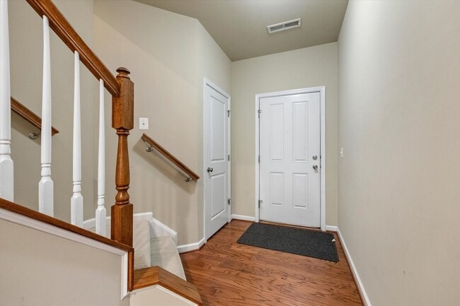 Building Photo - 3-Level Townhome in Woodstream!