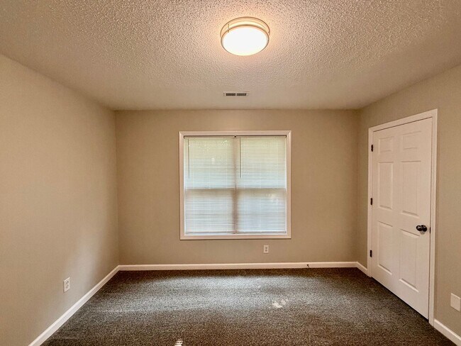 Building Photo - Two bedroom, 1.5 townhouse in Graham (Park...