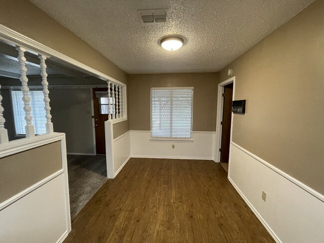 Building Photo - Spacious Home Located Minutes From South Plains Mall & Loop 289 Access!
