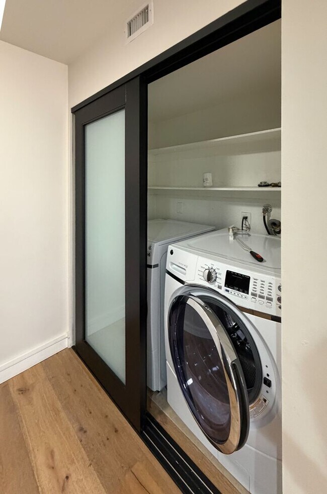 Building Photo - Top Floor Beautiful 2BD 2BA