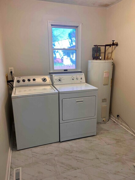 Building Photo - 39564 Potomac Ave