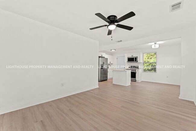 Building Photo - NEWLY RENOVATED 3 BED/1 BATH HOME!