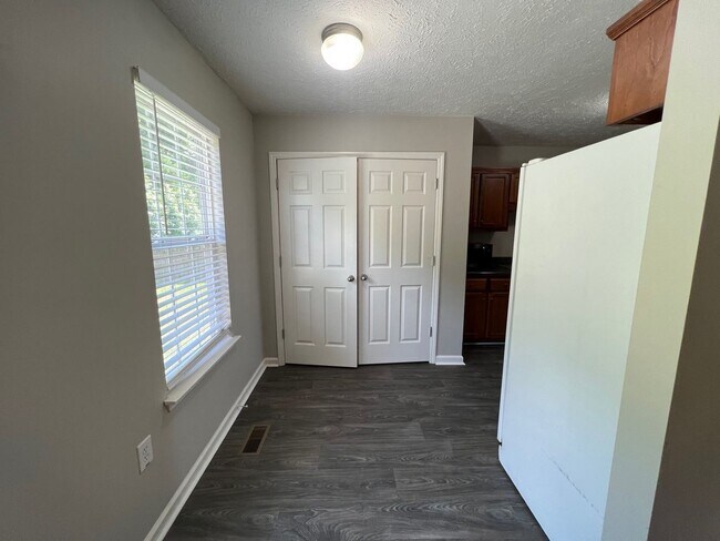 Building Photo - 3 br, 2 bath House - 742 Eaglesham Dr.