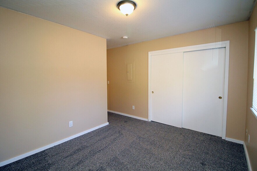 Building Photo - 3548-3548 NE 102nd Ave