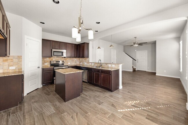 Building Photo - AVAILABLE NOW! Beautiful 3 bedroom Luxury Duplex, New Braunfels, Texas!