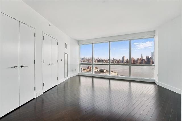 Building Photo - 77 Hudson St