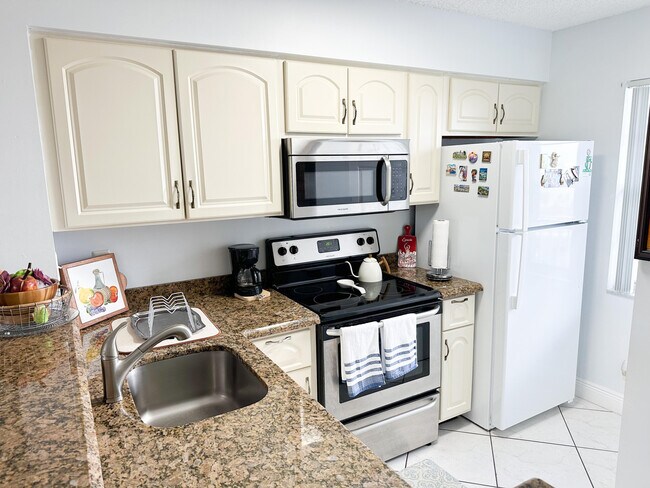 Building Photo - 2222 N Cypress Bend Dr
