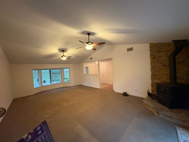 Building Photo - Beautiful, Loved, 3 bed-2 ba Mountain Home