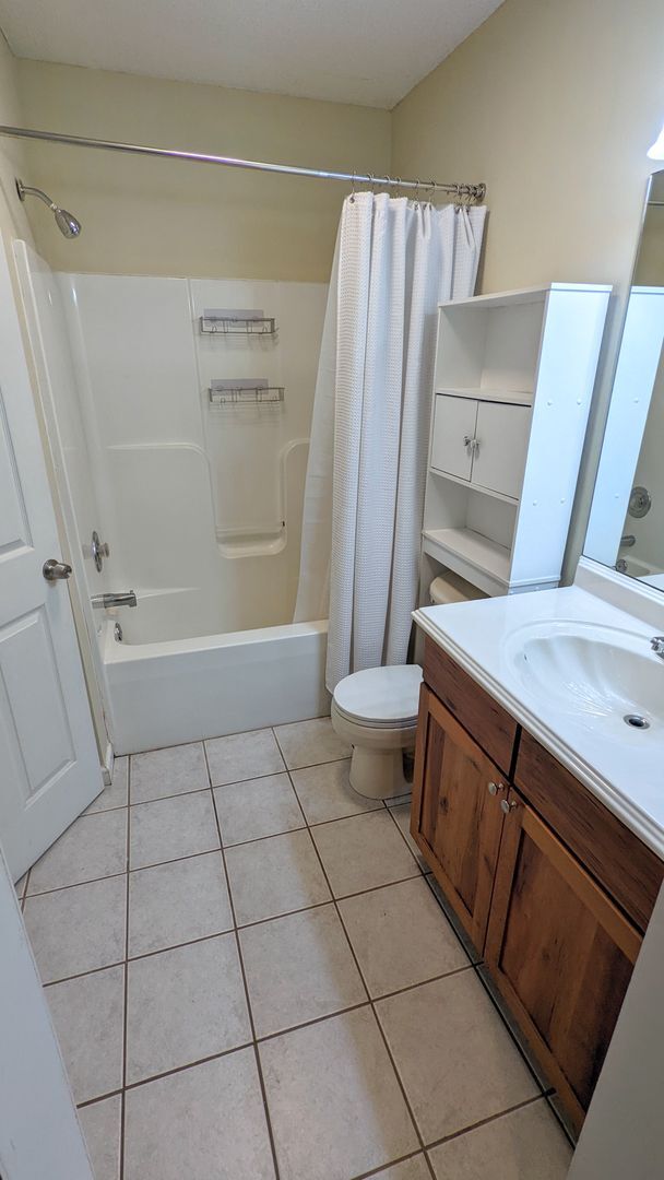 Building Photo - 2/2 Home with Office/Bath/Closet