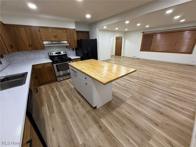 Building Photo - 230 E 21st St