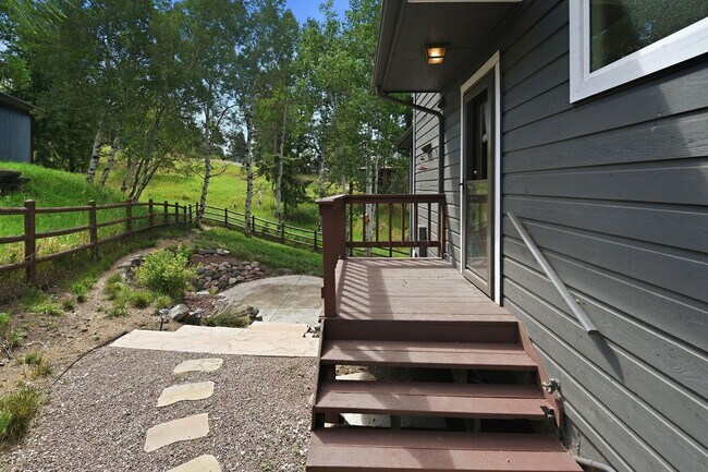 Building Photo - Beautiful mountain home
