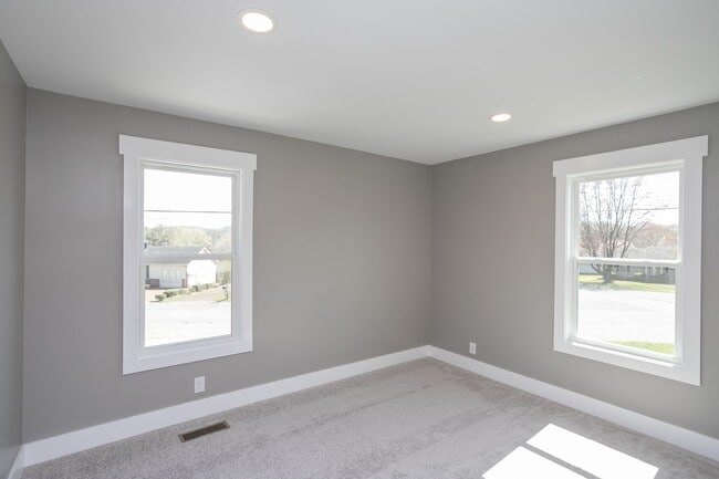 Building Photo - Available June. Large house, fenced back yard, renovated, fenced back, pets ok, great for house s...