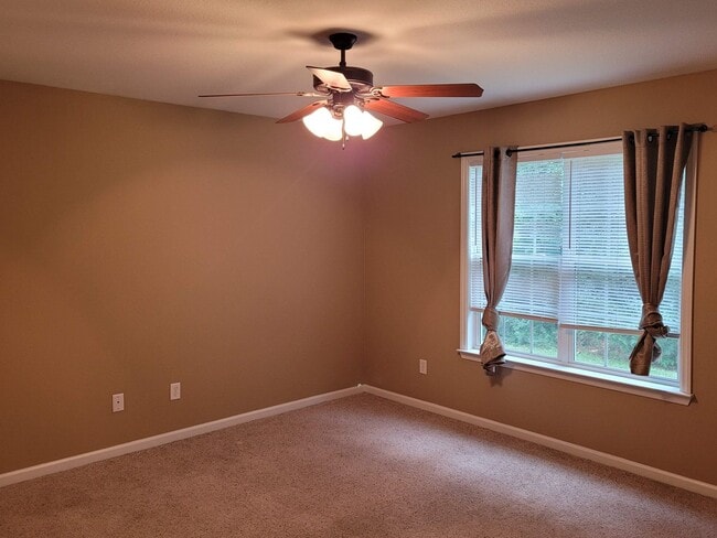 Building Photo - Spacious 3BD/2BA Home Near Moody AFB | Ope...