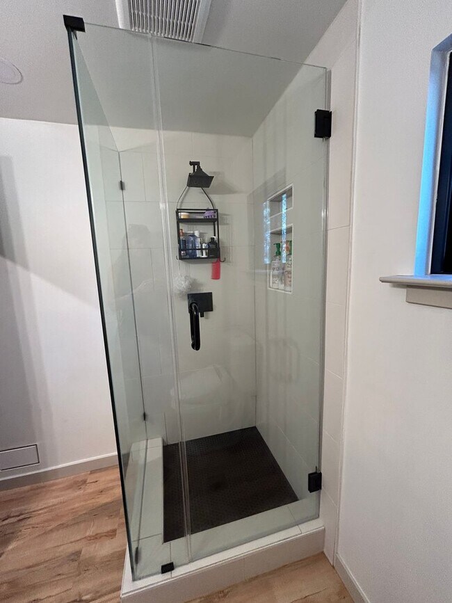 Building Photo - Fully Furnished, Beautifully Remodeled Cha...