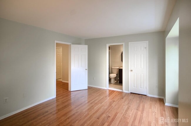 Building Photo - 202 Hidden Village Dr