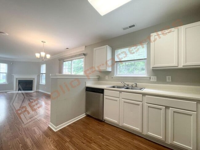 Building Photo - Beautiful 3 Bedroom 1 Car-Garage Home loca...