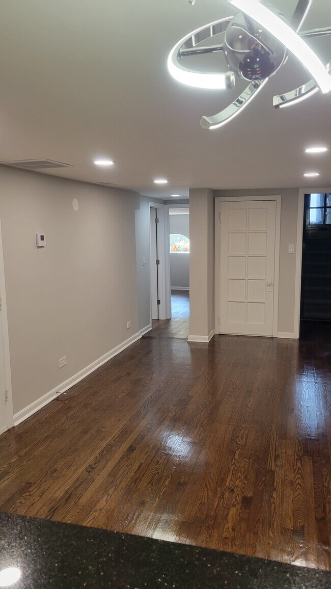 Building Photo - 5749 N Talman Ave